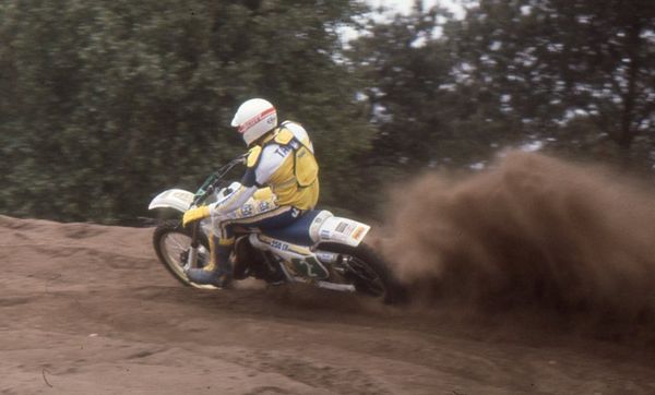 Simo Taimi pöllyttää Yyterin hiekkaa 1983